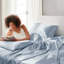 Literie de luxe en satin simple - Froissé. Jusqu'à 16 po compatible avec les matelas. Avec 1 drap plat, housse et 4 taies d'oreiller. Doux et doux.. Draps bleus froissés. Convient aux matelas. Contient du bonheur soyeux.