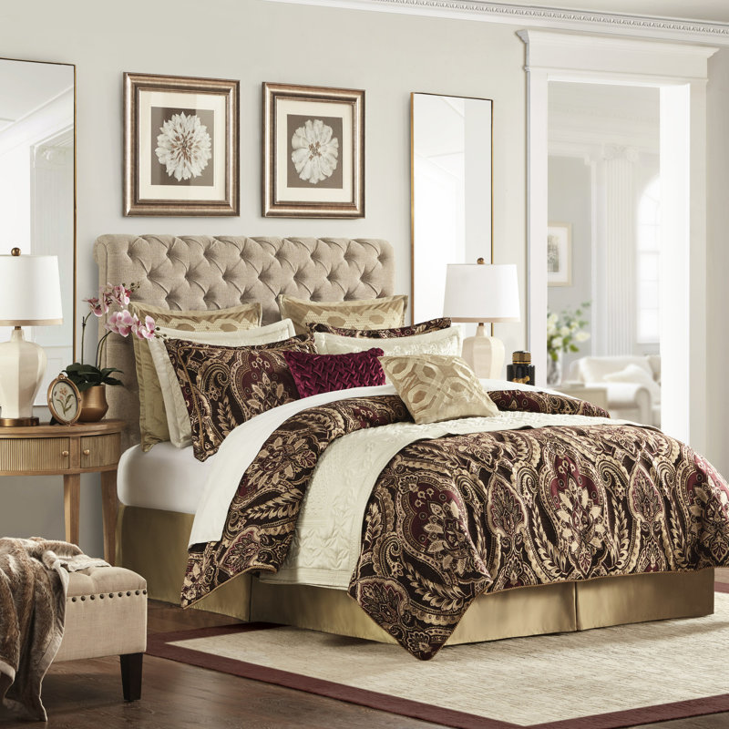 Édredon 4 pièces très grand. Inspiré. Tissu chenille. Comprend un édredon, des taies décoratives et une jupe de lit. Fermeture à glissière cachée. Look satiné élégant. . Conception importée. Délicat.