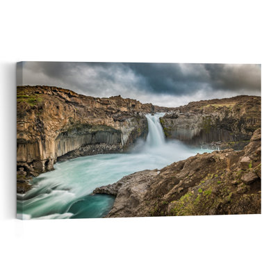 cascade de basalte puissante, paysage abstrait contemporain spectaculaire, affiche murale nature
