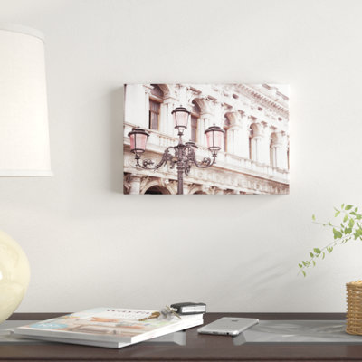 Photographie de Venise sur lanternes roses I