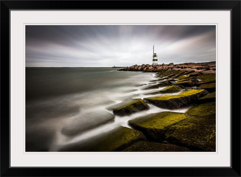 «Ijmuiden Lighthouse» par Sus Bogaerts, reproduction de photo de Straub, H 28 po x l 38 po x P 1 po, Cadre noir