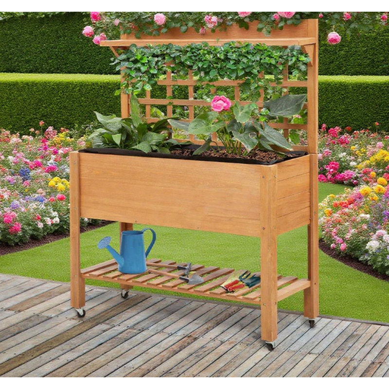 Lit de jardin surélevé en bois massif avec conception à trois niveaux, roulettes, rangement pour outils intégré et panneau arrière décoratif vertical pour un jardinage sans effort.