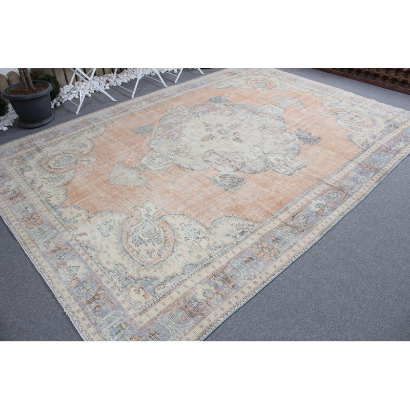 Tapis turc surdimensionné rétro en rouge idéal pour les espaces de cuisine ou de salon avec un style moderne et organique