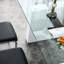 Superbe table de salle à manger en verre avec plateau trempé de 0,4 po et support blanc, rehaussant votre espace de support rectangulaire tendance pour un look chic