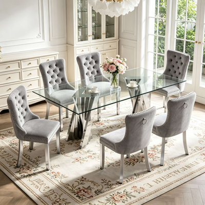 Ensemble de salle à manger moderne et luxueux de 178 cm (70 po) pour 6 personnes, comprenant une table, un piètement unique en acier inoxydable argenté et 6 chaises de salle à manger recouvertes de velours gris, un plateau en verre trempé résistant aux taches et facile à nettoyer.