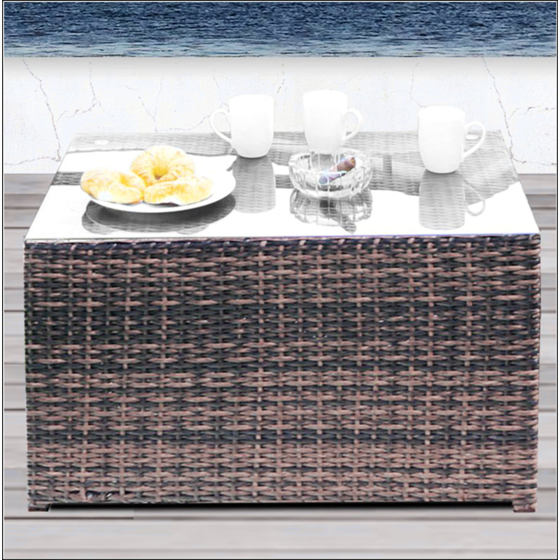 Table basse à plateau rectangulaire en verre entièrement assemblée avec base en osier / rotin, parfaite pour les espaces de vie modernes et confortables.