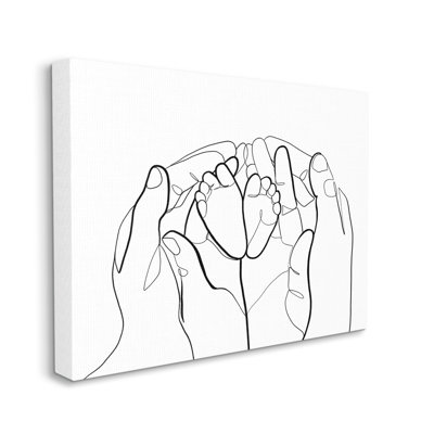 Mains de famille tenant des pieds de bébé