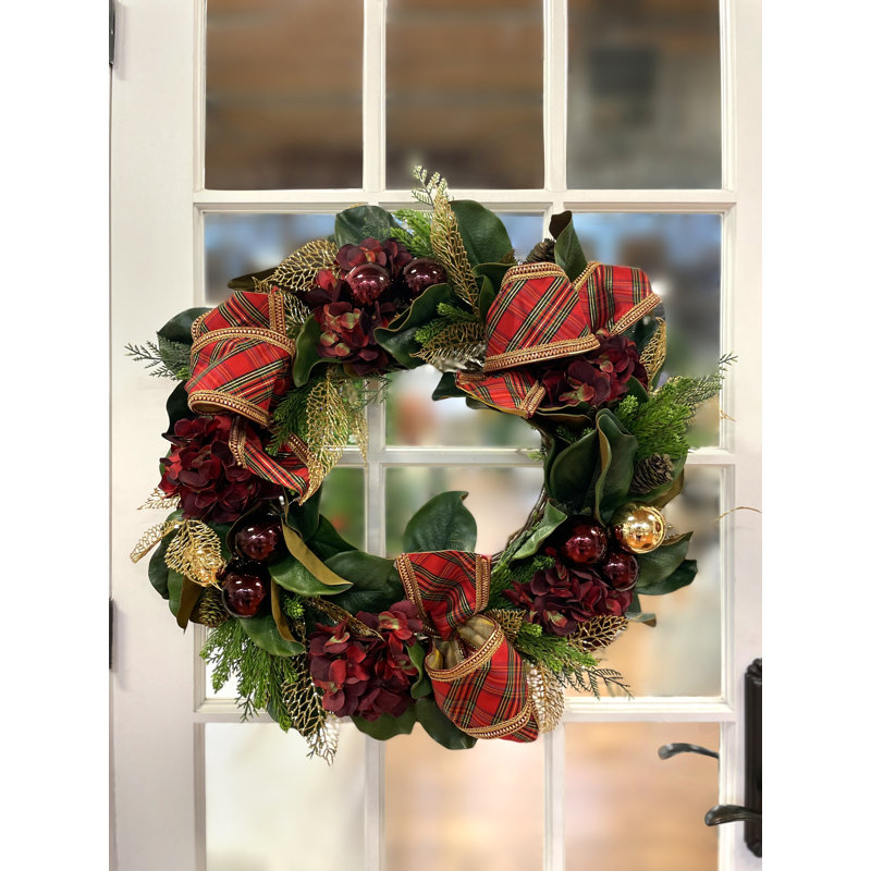 Couronne de Noël 28 po avec hortensias et boucles