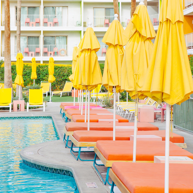 Baignade à Palm Springs, Toile avec cadre flottant or, Non, H 36 po x l 36 po