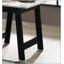 Table de bout compacte en faux marbre avec cadre noir élégant, parfaite pour une vie moderne et peu encombrante.