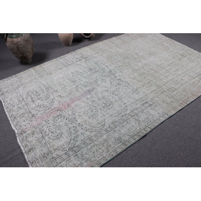 Tapis turc rétro dans des tons pastel avec un motif abstrait subtil, idéal pour une décoration intérieure élégante et un design artisanal unique