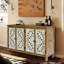 Buffet moderne 4 portes avec espace de rangement. Buffet de portes à la main de couleur naturelle antique. Aspect vieilli, pour l'entrée, le salon