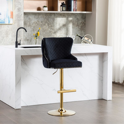 Tabouret de bar en velours noir, conception à hauteur réglable, dossier et fermeture à glissière à motif de losanges, coussin en éponge confortable, poignée de tête de lion dorée séduisante, pieds dorés électroplaqués, fauteuil à patins inférieurs, motif avec