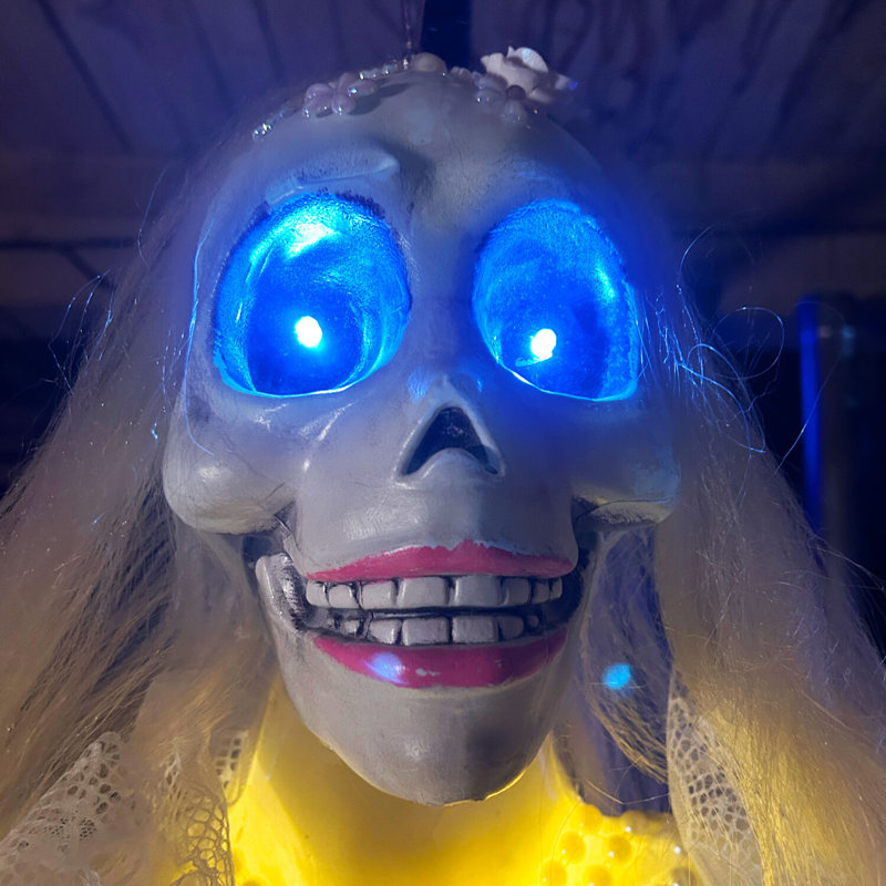 «Cursed Wedding Haunted Hill Farm» 5 pi. Mariée suspendue et animée tactile d'Halloween animée