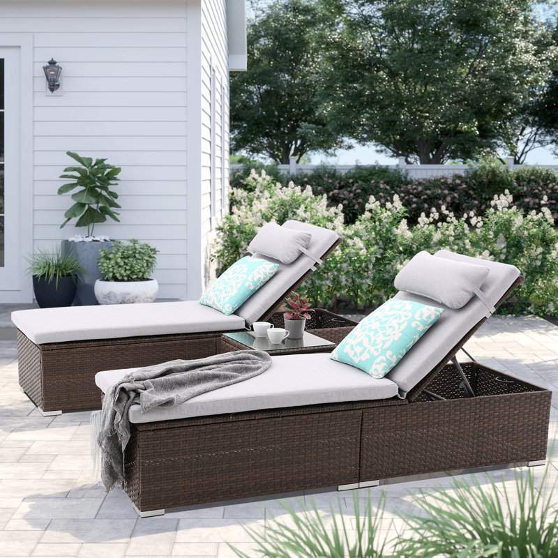 Trois ensembles de chaises longues de patio, Gris clair