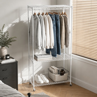 Porte-vêtements autoportant robuste avec tablettes et roues réglables, idéal pour le rangement organisé dans les petits espaces