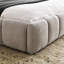 Structure de lit grand moderne beige avec tissu et tête de lit en chenille, stable, sans sommier tapissier, support, ressort-698282154