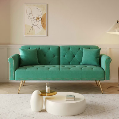 Un canapé-lit de 69,7 pouces de long recouvert de velours vert, doté d'une garniture cloutée et d'un coussin décoratif assorti