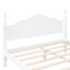 Grand lit plateforme blanc de style rétro avec structure en lattes de bois ferme, support et support,