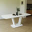 Table de cuisine blanche avec pieds en forme de U pour une fonctionnalité extensible, durable et résistante