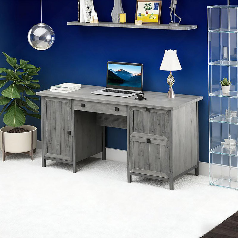 Bureau d'ordinateur de bureau rétro