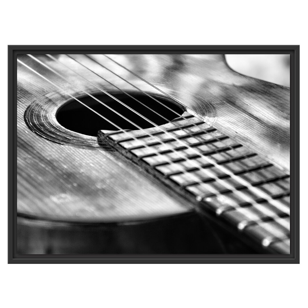 Gerahmtes Wandbild Gitarrensaiten am Schallloch