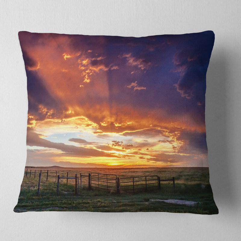 Dramatique coucher de soleil sur la prairie - Coussin à imprimé paysage, 16 po x 1 po, Coussin décoratif