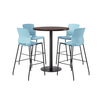 Ensemble repas pour 4 personnes à hauteur de bar