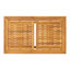 Ensemble de 2 fauteuils club en bois + table, au design classique et résistant aux intempéries grâce à ses panneaux à lattes marron.