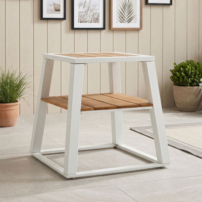Table d'appoint moderne à deux niveaux en bois d'acacia avec structure en fer, idéale pour l'intérieur et l'extérieur, sur une terrasse ou dans un salon.