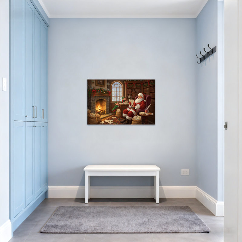 Père Noël qui lit des lettres avec des elfes dans un atelier confortable, H 32 po x l 48 po