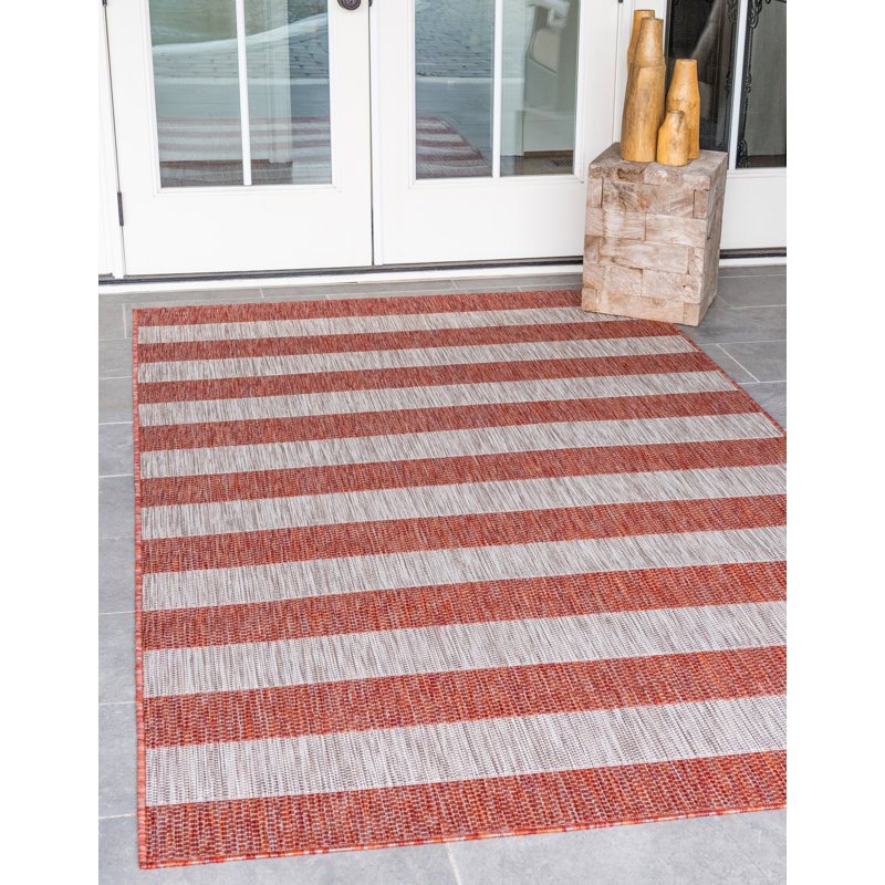 Tapis intérieur / extérieur rayé rouge / gris Simkins, Rectangle 4 pi 1 po x 6 pi 1 po