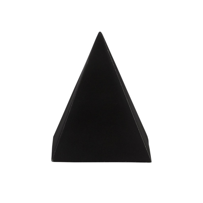 Sculpture pyramide noire en béton, H 5 po x l 4 po x P 4 po