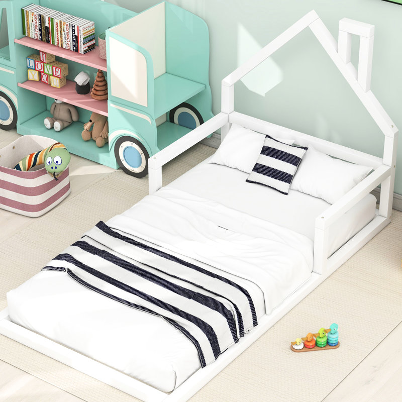 Lit simple au sol en bois avec une délicieuse tête de lit en forme de maison, blanc - pin massif + pour chambre à coucher