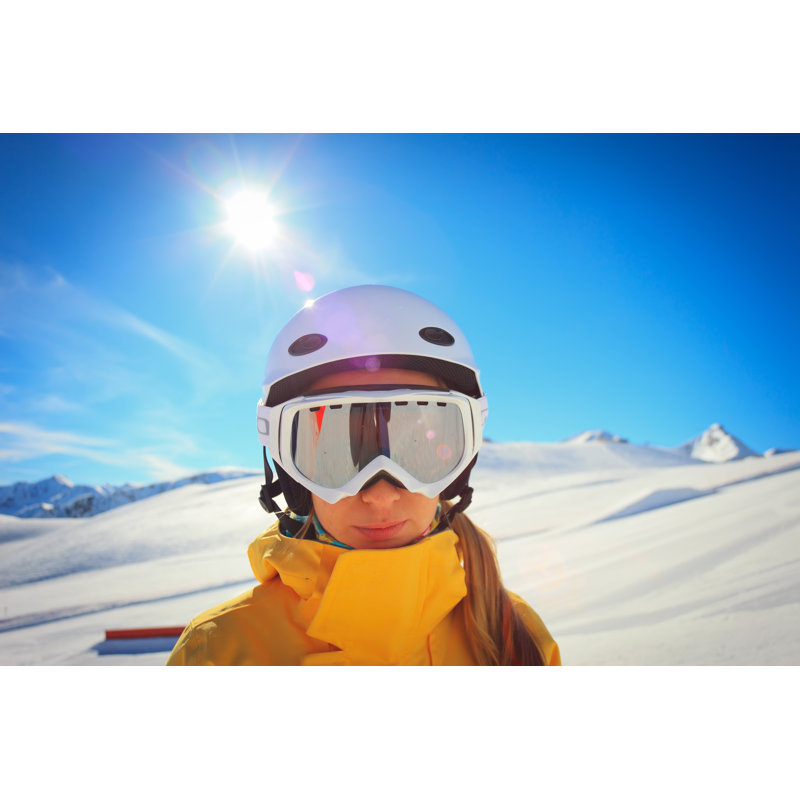Jeune femme surfeuse par Druvo, H 32 po x l 48 po