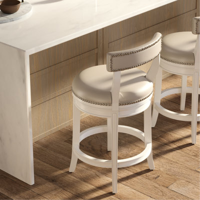 Tabouret de bar 26 po à hauteur de comptoir, structure en bois blanc avec siège et dossier en similicuir gris, retour automatique à 180 degrés, garniture cloutée entourant le siège rond, pieds incurvés, profondeur de 19,55 po, retour de 21,23 po de largeur