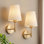 Applique murale dorée avec abat-jour en tissu blanc et ampoules DEL Luminaire mural rétro câblé à intensité variable pour chambre à coucher
