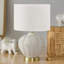 Lampe de table 21 po avec abat-jour ivoire / crème, base en résine crème et fleuron doré - style transitionnel