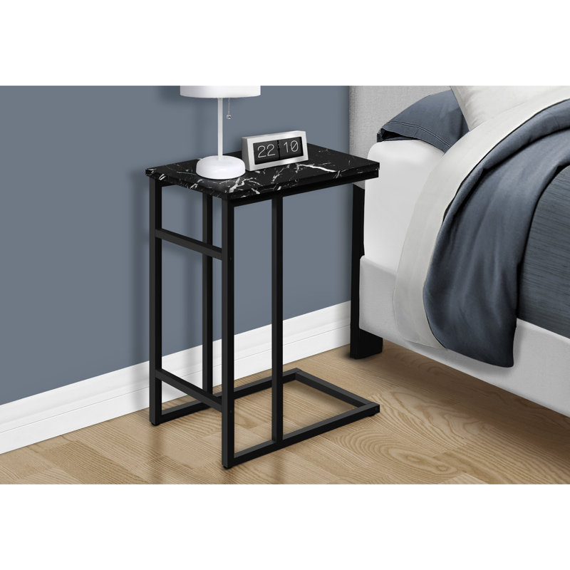 Table en stratifié d'aspect marbre noir avec base en métal massif, salle familiale