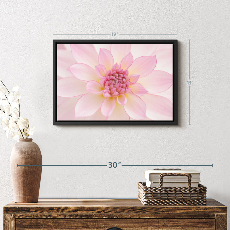 Impression sur toile de pétales rose clair, H 13 po x l 19 po