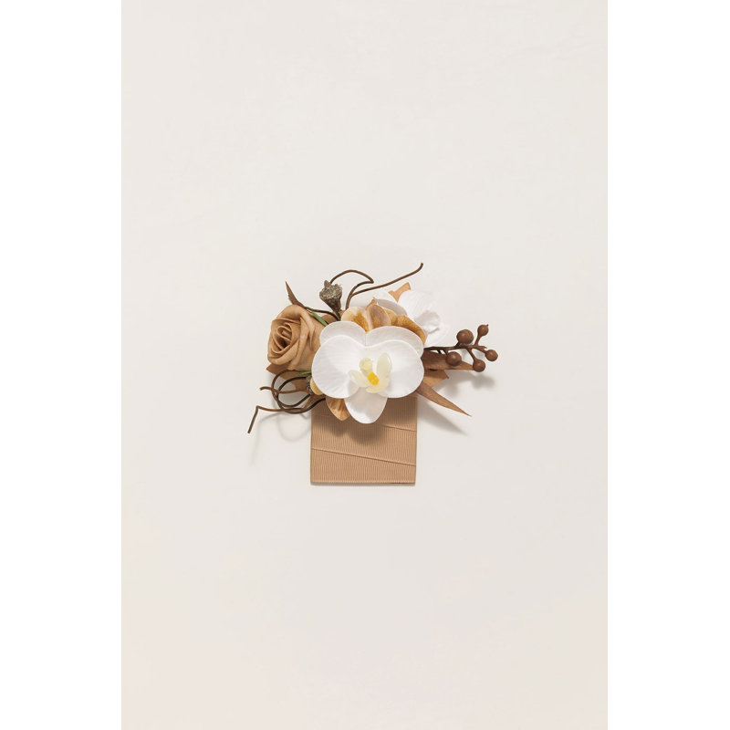 Boutonnière Ling's Moment pour marié, beige fauve et beige sable, Beige fauve et orchidée blanche