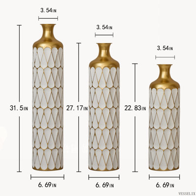 Ensemble de 3 vases de sol géométriques en métal doré et blanc, de hauteurs respectives de 31,5, 27,17 et 22,83 pouces.