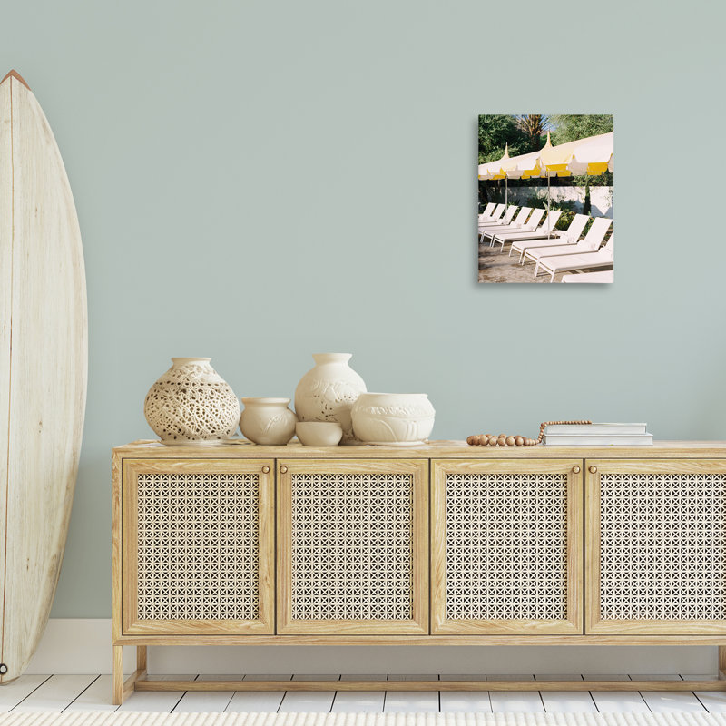 Art mural sur toile de chaises de plage près de la piscine par Justine Milton, H 20 po x l 16 po