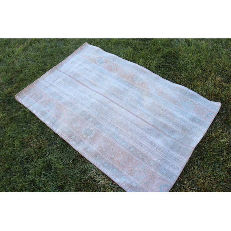 Charmant tapis turc rétro dans des tons pastel, parfait pour les espaces de décoration d'inspiration bohémienne