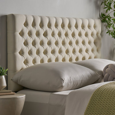 Élégante tête de lit pour grand lit, avec un design moderne et chic, un capitonnage à losanges robuste et élégant
