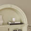 Armoire en arc avec tablettes ouvertes