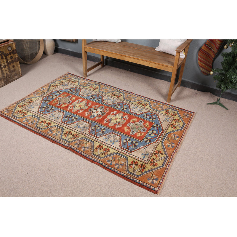 Découvrez une touche d'élégance unique dans votre espace de vie avec ce tapis bleu turc antique