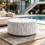 Table basse d'extérieur blanche moderne avec motif cannelé ondulé