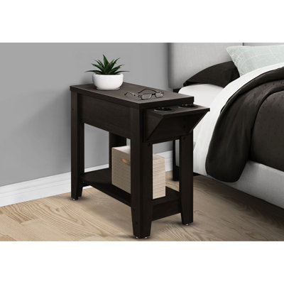 Table d'appoint en stratifié brun avec tablette spacieuse et porte-gobelet rabattable pour un décor de chambre à coucher contemporain