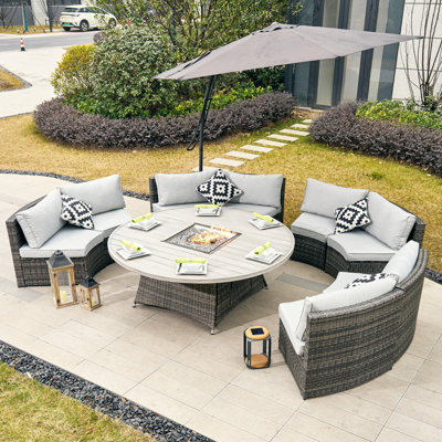 Ensemble repas pour 8 personnes avec coussins